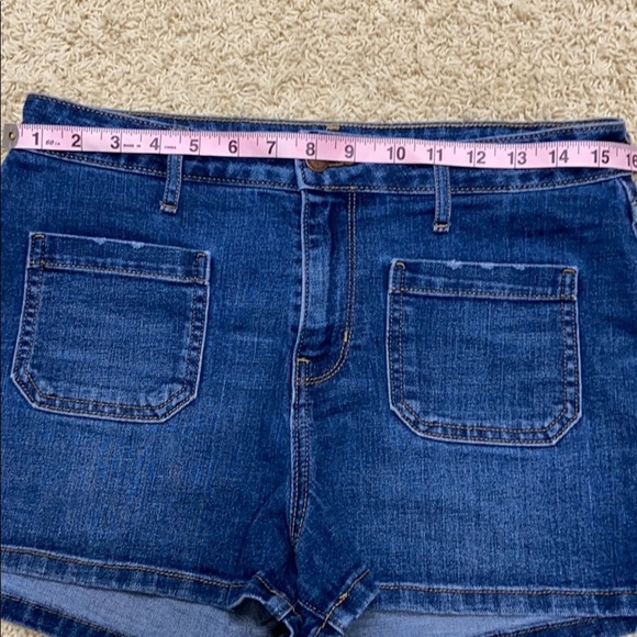 Old Navy Patch Pocket Denim Mid Rise Shorts Medium Wash Slight Distressed Size 8 - Picture 6 of 14